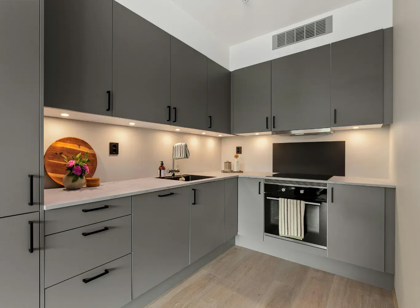 Cabinet Refacing vs. Full Custom Replacement: The Oregon Homeowner’s Guide